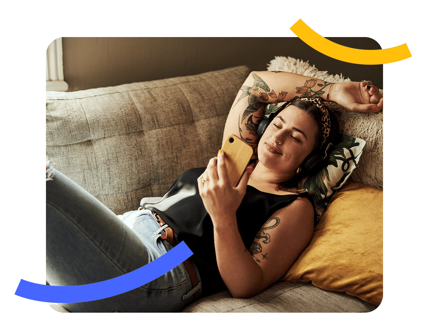 kvinne-sofa-telefon-firkantede-linjer